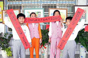 台南县小学生用英文创意书写不一样的春联
