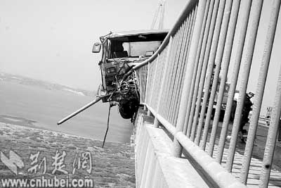 长江三桥发重大交通事故 油罐车冲上防护栏车