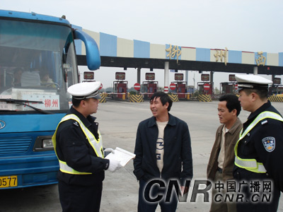 广西柳州交警拉开了春运交通安全宣传序幕