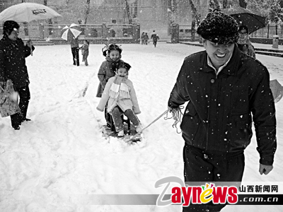 下雪了,能玩姥爷做的雪橇啦(图)