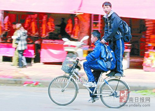 家长热议过街安全纷纷举报危险路段南站小学附