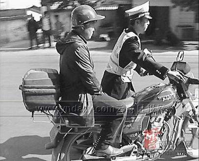 警察要查扣摩托车 赖皮妇女坐着不走 无奈交警