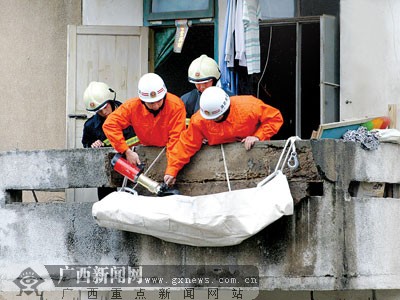 老阳台雨天变炸弹 大块水泥板悬在阳台上(图