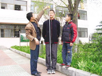 12岁男孩身高达1.82米(图)