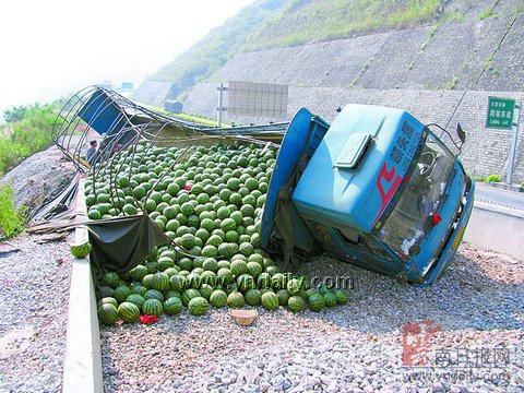元磨高速多起事故被拦住了 避险车道挽救27