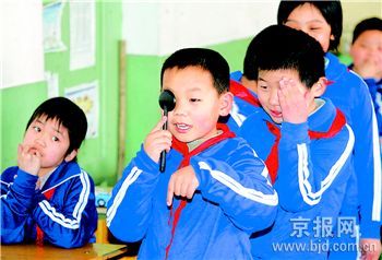 石景山区中小学生进行视力普查(图)