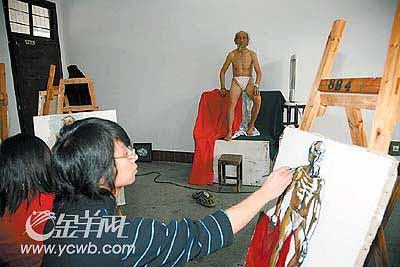 课堂进皮肤当人体模特半天女生百元(图)乞丐qq收入背景图片图片