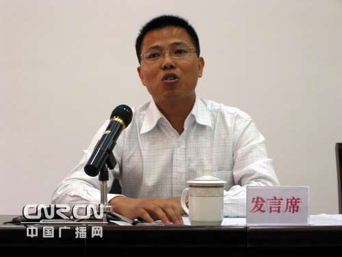 息烽县委副书记,县长黄秋斌在向媒体通报最新情况