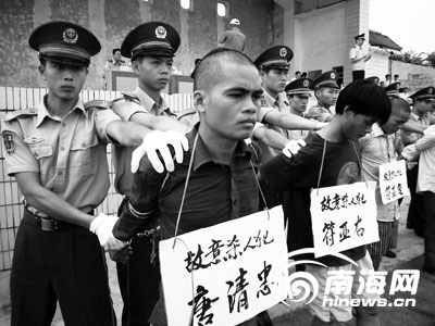 陈家思 摄影报道)今天上午,东方市委就"3·30"枪击杀人案召开公捕大会