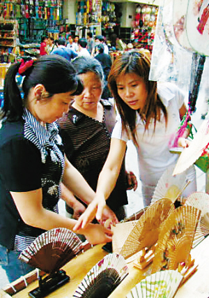 去外地旅游,回上海购礼