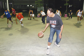 篮球教练免费升级活动昨在本报灯光球场举行