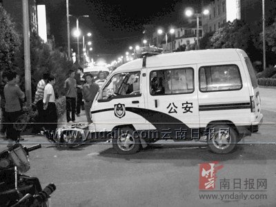 突然左转迎头撞上摩托车警车撞人后抛车走人