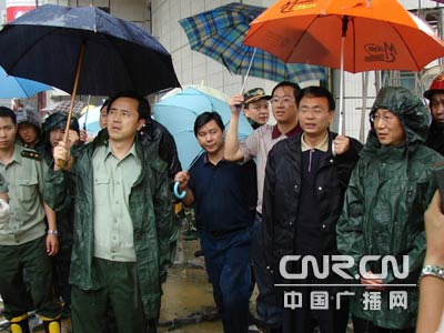 重庆市副市长周慕冰,消防总队总队长王沁林少将现场指挥