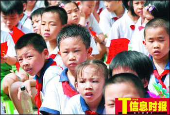 庆六一领导台上讲话 孩子台下汗如雨下(图)