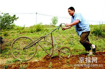 密云农民发明自行车耕地机