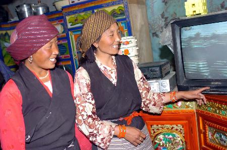 图文:西藏加快实施广播电视村村通工程(2)