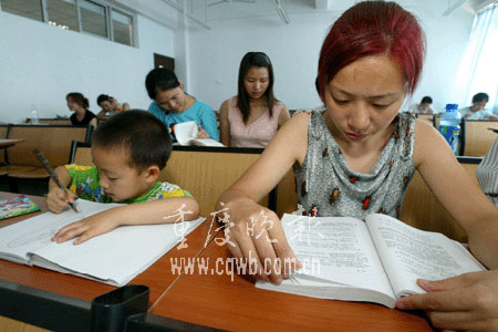 中国女大学生带6岁儿子上学 成为同学榜样