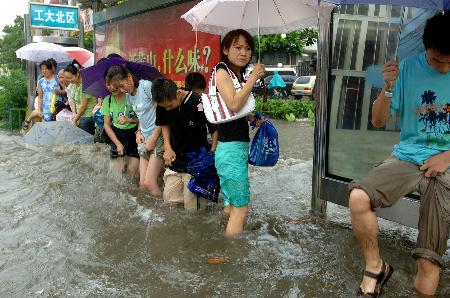 图文:合肥暴雨积水成河(1)