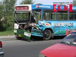 公交车与小货车相撞 女司机腿部受伤