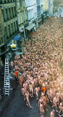 组图:数百人在街头参与拍摄裸体行为艺术照