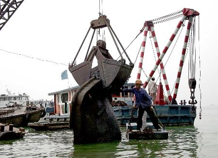 图文:打捞太湖沉船确保渔业生产安全(1)