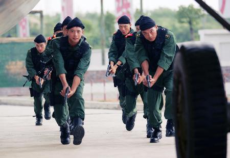 7月30日,在武汉市郊举行的湖北武警一支队特勤大队的反劫机训练中