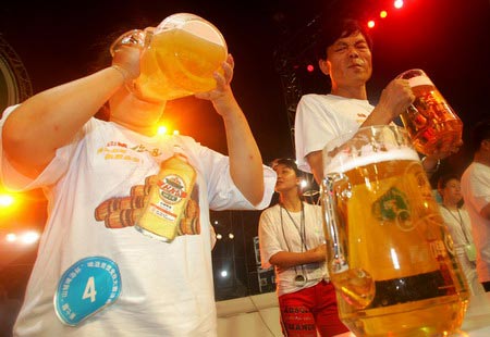 大学生参加啤酒节竞饮大赛 7秒吞酒1升夺冠(图