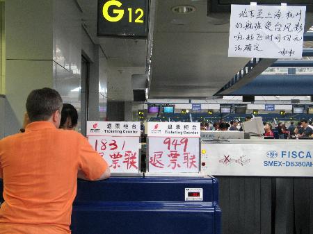 图文：一名乘客在北京首都国际机场办理退票手续
