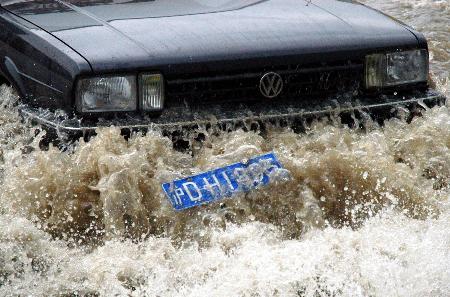 组图：上海汽车车牌被积水冲落少数人伺机哄抢