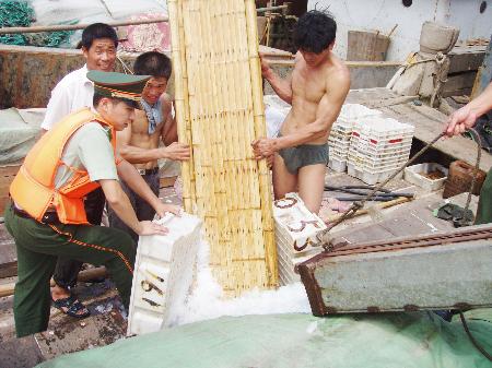 图文：浙江台州边防支队官兵在帮助渔船加冰块