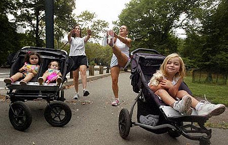 图文:美国女性利用婴儿车做形体恢复训练