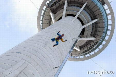 组图:蹦极大师从233米澳门旅游塔跳下创造记录