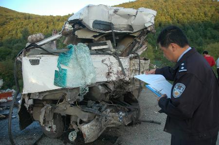 点击此处查看全部新闻图片   8月22日,在黑龙江301国道交通事故现场