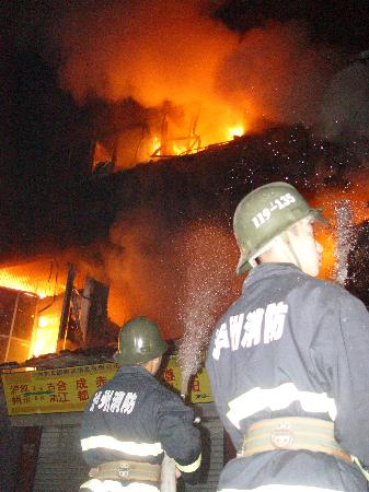图文:四川泸州一鞋类市场发生火灾(1)