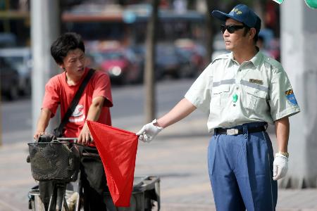 图文:北京交通协管员换新装(1)