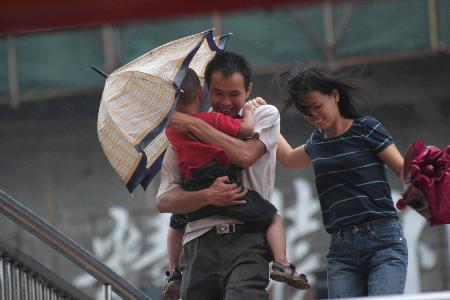 图文:父母在大风中护住孩子