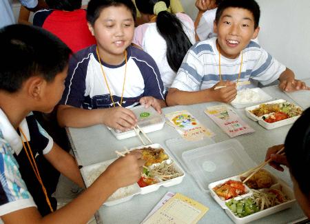 图文(1)苏州推行"学生营养午餐"