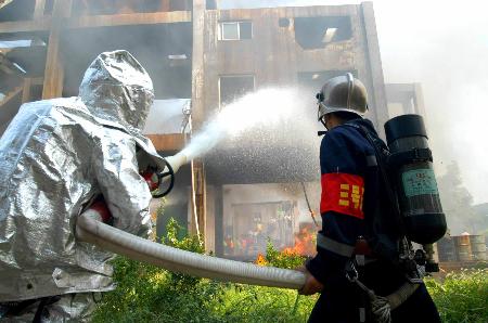 图文:苏州举行危险化学品泄漏事故应急救援演习(3)