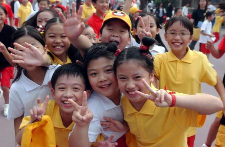 图文:孩子们高兴地参加香港迪斯尼乐园开幕式