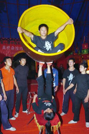 10月25日,河北省吴桥杂技团演员在河北艺术中心排练顶大缸.