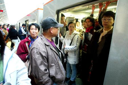 图文:(1)北京地铁13号线一调试车冲出试车线
