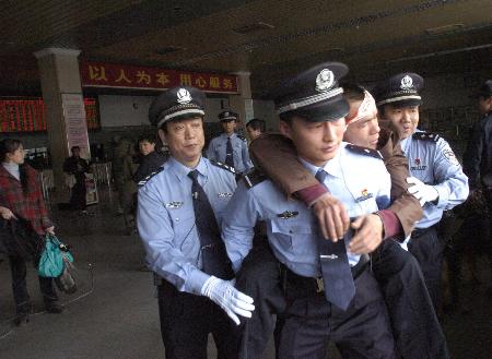 图文:[社会](4)广州铁路警方举行反恐演练_新闻