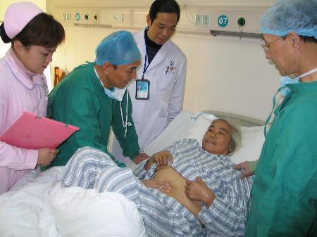 图文:[社会](1)上海宏康医院为安徽老区病人做免