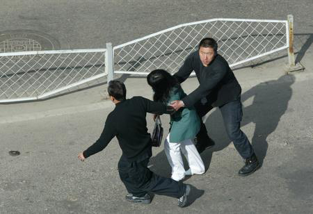 当天,云南省昆明市发生了一起劫持人质事件,昆明警方果断采取措施
