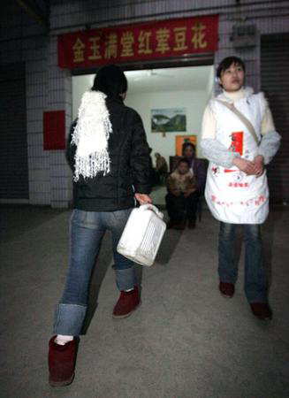 重慶奇女子腳掌反長走路快如飛(組圖)