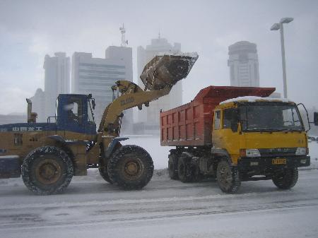 图文:烟台城管部门派出扫雪车清扫积雪