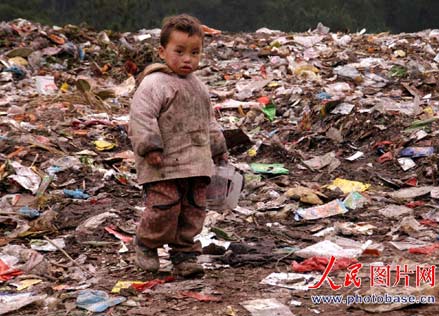 组图:常年在垃圾场生活的孩子们