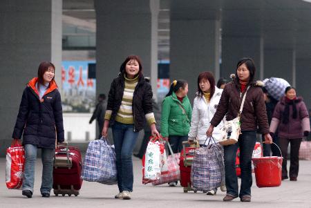 12月29日,几名安徽籍打工妹手提行李来到南京火车站,准备返乡