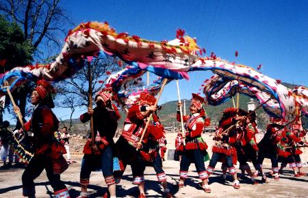 组图:彝族花腰姑娘舞龙庆新年