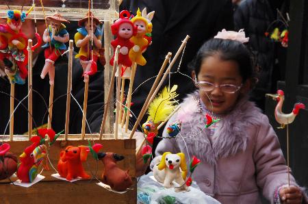 图文:杭州河坊街民间艺人的绝活吸引了小孩